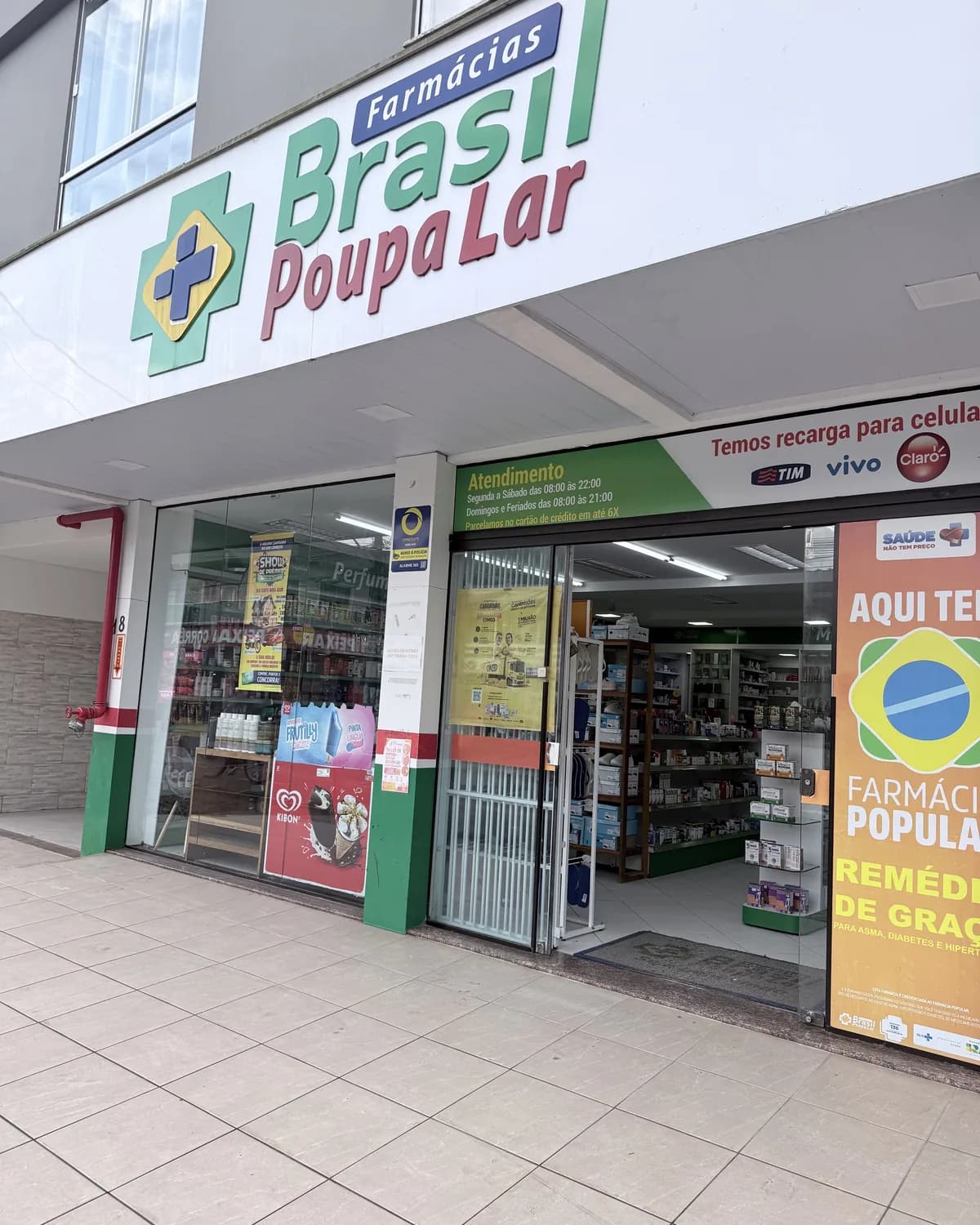 Fachada da Farmácia Brasil Poupa Lar na Barra, em Balneário Camboriú
