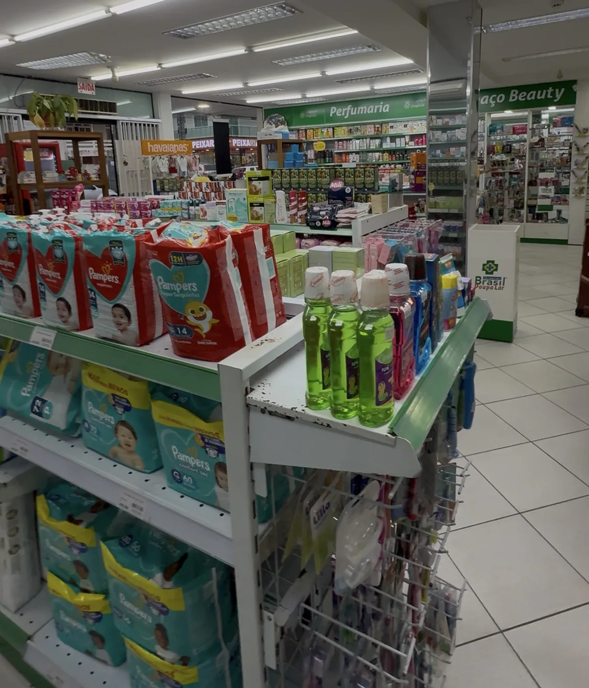 Variedade de produtos disponíveis na farmácia